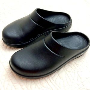 Oofos Ooclog Unisex recovery clog/mule. Black.  Ladies 7/ Mens 5